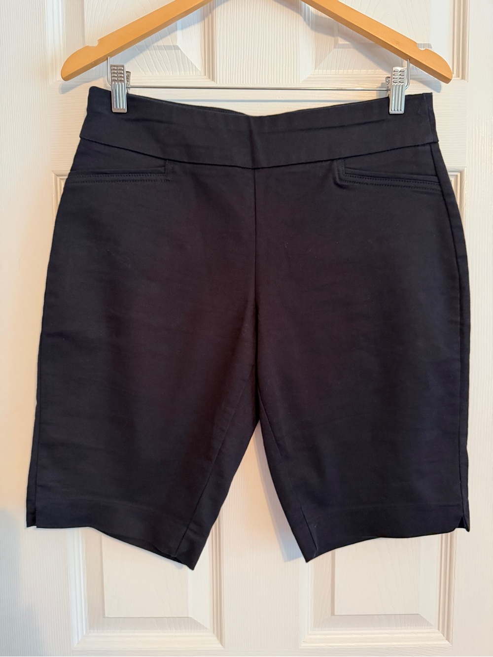 Croft & Barrow Black Women's Effortless Stretch Bermuda Shorts. Size 6